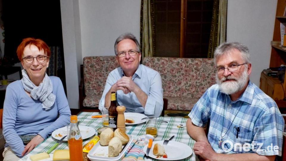 Margareta und Dr. Michael Köllinger mit Bruder Günther Nährich (rechts) von den Comboni-Missionaren, der das Matany Hospital leitet. Bild: Köllinger