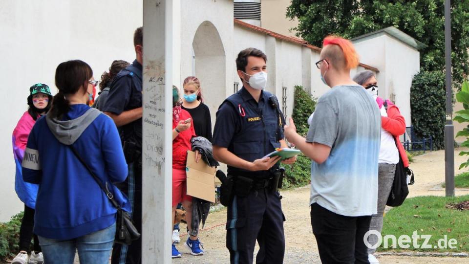 Mit Unterstützung der Polizei konnte die Kundgebung eröffnet werden. Bild: Williamson, Dagmar