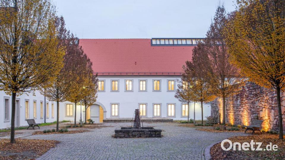 Nach der Übernahme des ehemaligen Klostergebäudes aus dem 17. Jahrhundert durch den Verein Bayerische Musikakademie Hammelburg wurde das denkmalgeschützte Konventgebäude von Brückner &amp; Brückner Architekten saniert. Bild: mju-fotografie/exb