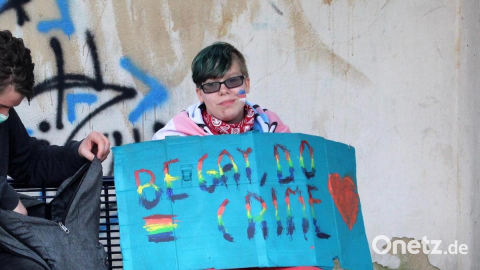 Trotz abgesagter Schilderaktion präsentierten Kunterbunt-Mitglieder ihre Botschaften. Bild: Williamson, Dagmar
