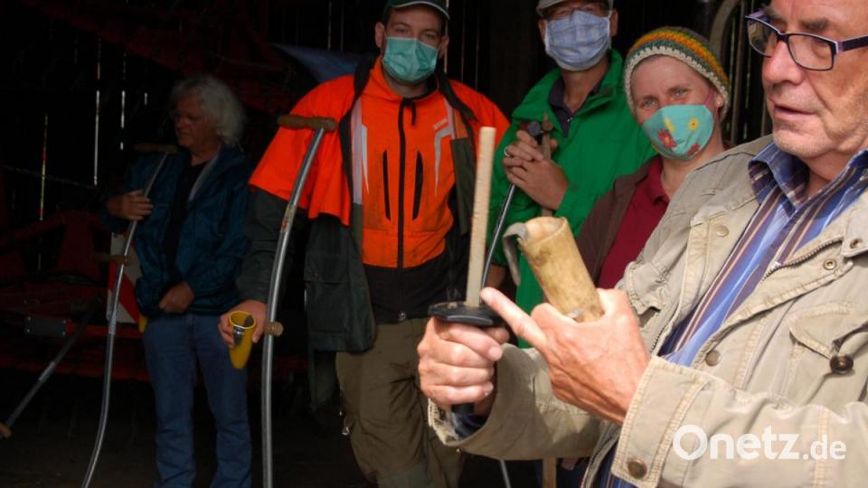 „An Kumpf mit Wasser und an Wetzstoa muss man immer dabeihaben.“ erklärt Ludwig Wiedenhofer und zeigt einen traditionellen Kuhhorn-Kumpf und einen Wetzstein mit Schnittschutzgriff. Bild: Barbara Ströll, Öko-Modellregion