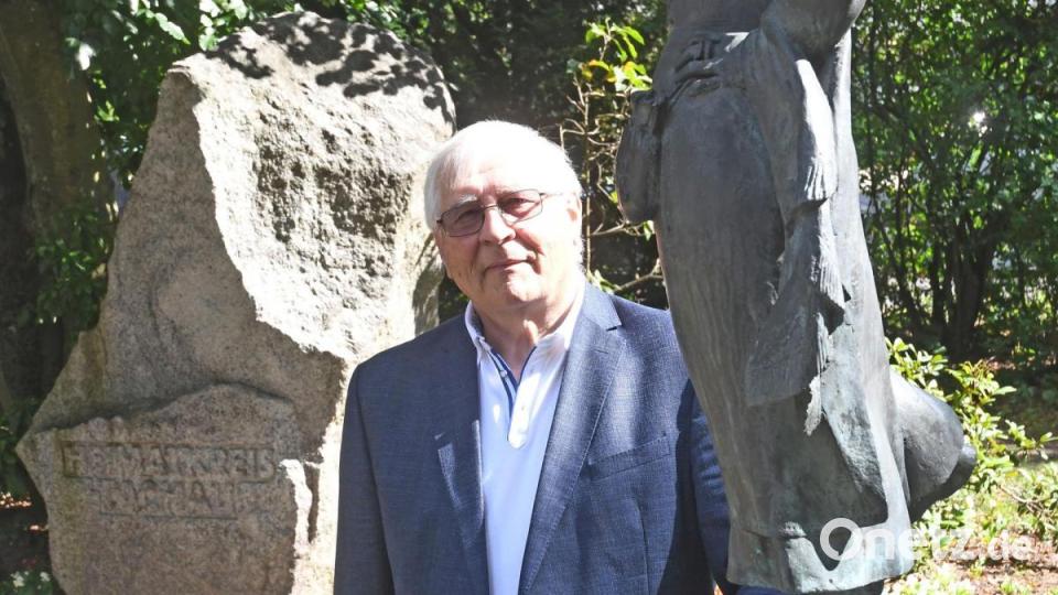 Wolf-Dieter Hamperl in der Kurt-Schumacher-Anlage in Weiden. Hier erinnern ein Findling aus Floßer Granit und eine Tachauer Tänzerin als Skulptur an die Vertreibung und den Heimatkreisverein Tachau. Bild: Gabi Schönberger