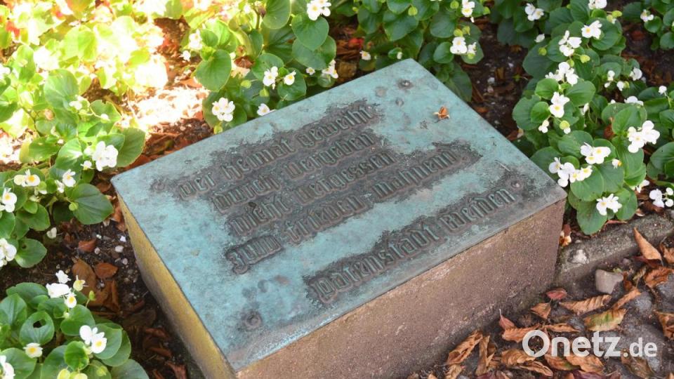 "Der Heimat geweiht durch Vergeben, nicht Vergessen, zum Frieden mahnend", steht auf diesem Gedenkstein in der Kurt-Schumacher-Anlage neben dem großen Findling. Bild: Gabi Schönberger