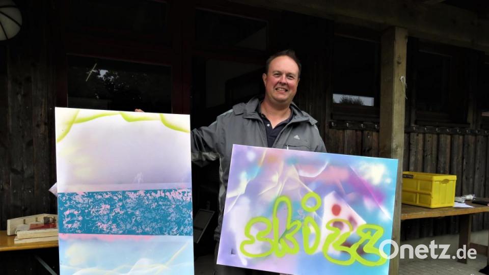 Dekanatsjugendreferent Thomas Vitzthum zeigt die Graffiti-Arbeiten, die der Renner im Programm für die Jugendlichen waren. Bild: ubb