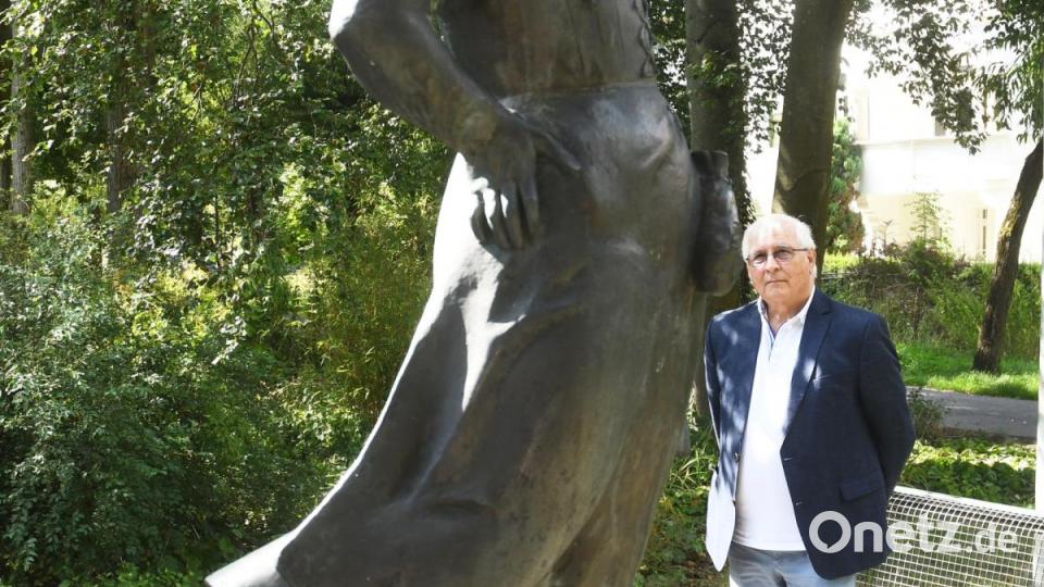 Die Erzplastik "Tachauer Tänzerin" in der Kurt-Schumacher-Anlage wurde vom sudetendeutschen Bildhauer Günter Mauermann gefertigt. Im Sockel sind ein Brautzug sowie Egerländer Musikanten und ein von Ochsen gezogener Aussteuerwagen zu finden. "Ich bin sehr froh, dass es keine leidvolle Figur ist", sagt Wolf-Dieter Hamperl. Bild: Gabi Schönberger