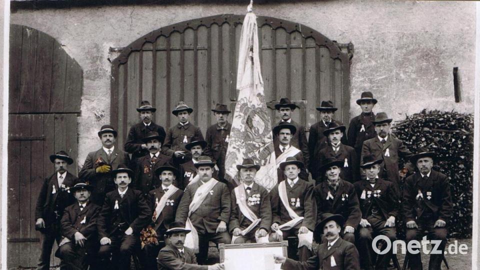 Die Mitglieder der Krieger- und Soldatenkameradschaft bei der Fahnenweihe im Jahr 1901. Repro: hl