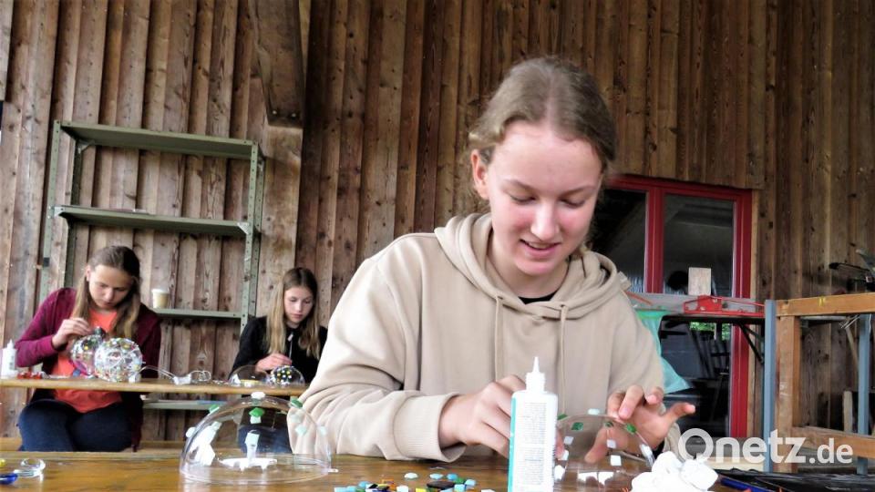 Basteln statt im Zeltlager mit Freundinnen und Freunden aufregende Tage und Nächte verbringen: So lautete unter anderem das Ersatzprogramm für die Zeltfreizeit im evangelischen Jugendlager Plößberg. Die Kinder und Jugendlichen waren natürlich enttäuscht, nutzten aber auch gern die Aktionstage. Bild: ubb