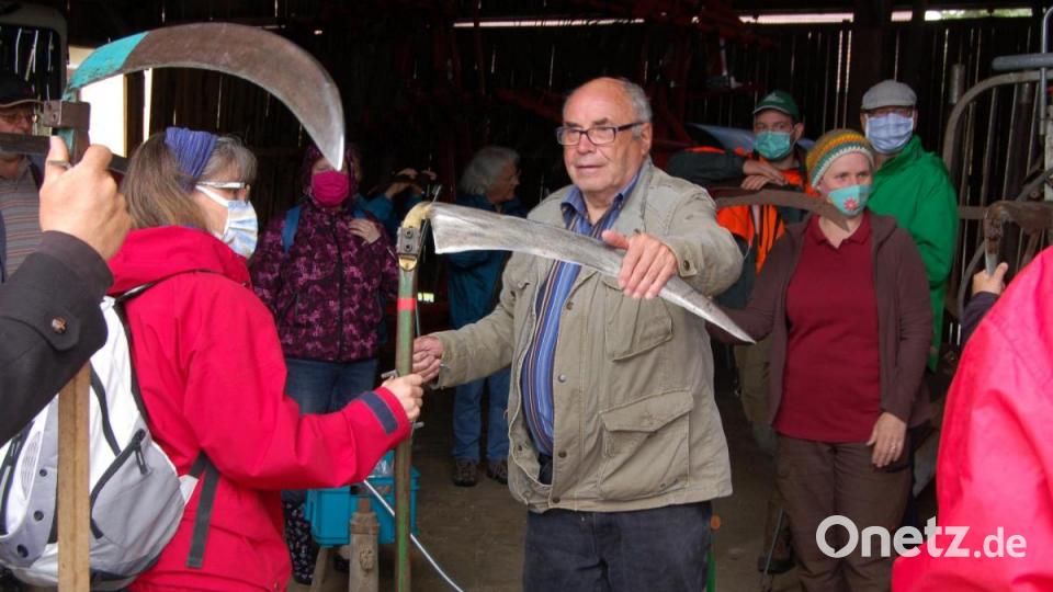 Sensenlehrer Ludwig Wiedenhofer prüft die Schärfe einer mitgebrachten Sense. Bild: Barbara Ströll, Öko-Modellregion