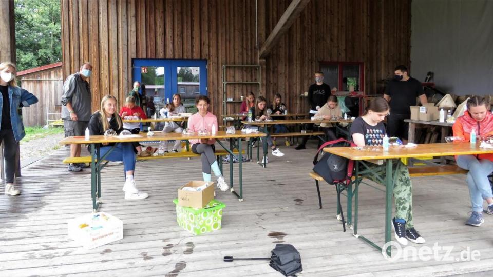 Alles auf Abstand muss auch beim Basteln in der Gruppe sein. Betreuer wie junge Teilnehmer an den Zeltlager Aktionstagen tragen es mit Fassung und haben viel Verständnis dafür. Bild: ubb