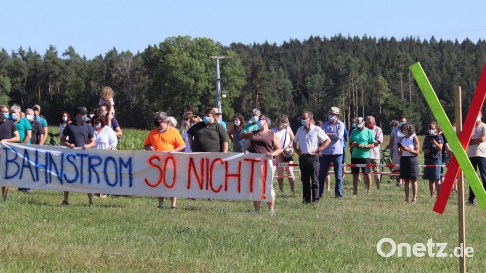 Über 100 besorgte Bürger und Mitglieder der Interessengemeinschaft „Bahnstrom – so nicht!“ waren nach Prohof gekommen, wo MdB Stefan Schm,idt während seiner Bahntrassen-Fahrradtour einen ersten Halt einlegte. Bild: mfh