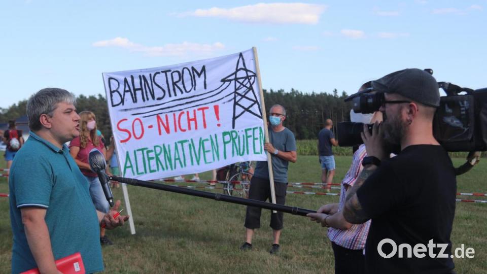 MdB Stefan Schmidt im Interview mit OTV. Wie auch das Transparent im Hintergrund deutlich macht, geht es um die Prüfung von Alternativen zur geplanten Stromtrasse . Bild: mfh