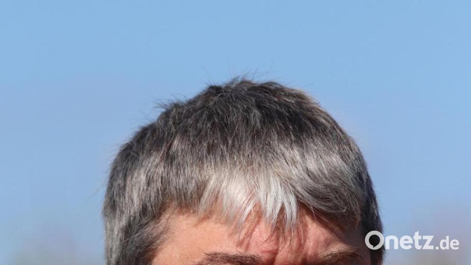 Am Ende des Besuchs in Prohof räumte MdB Stefand Schmidt ein: „Ich habe nicht die Antworten auf alle Einwände, aber ich bin bereit, zusammen mit Ihnen mögliche Alternativen zu prüfen. Ich versichere Ihnen, dass ich gleich morgen bei der Bahn um einen Gesprächstermin mit Experten bitten werde!“ Bild: mfh