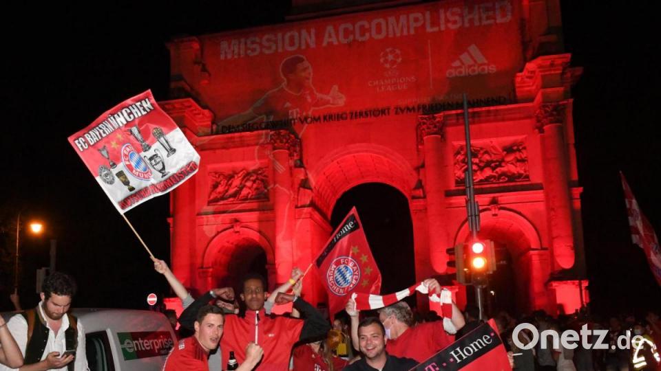 Fußballfans des FC Bayern haben den Sieg ihrer Mannschaft im Finale der Champions League und das damit erreichte Triple gefeiert. Bild: Felix Hörhager