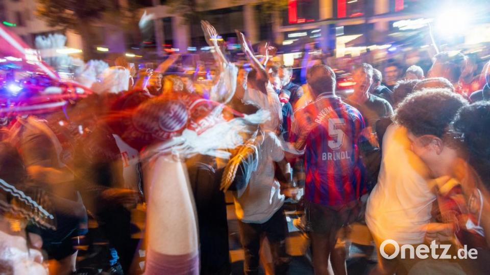 Fußballfans des FC Bayern haben den Sieg ihrer Mannschaft im Finale der Champions League und das damit erreichte Triple gefeiert. Bild: Peter Kneffel