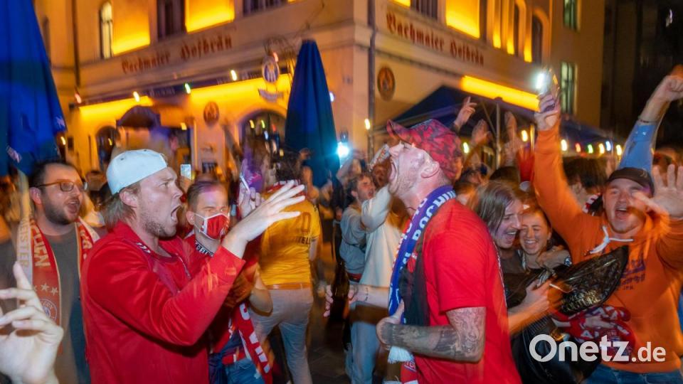 Fußballfans des FC Bayern haben den Sieg ihrer Mannschaft im Finale der Champions League und das damit erreichte Triple gefeiert. Bild: Peter Kneffel