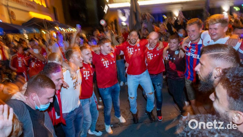 Fußballfans des FC Bayern haben den Sieg ihrer Mannschaft im Finale der Champions League und das damit erreichte Triple gefeiert. Bild: Peter Kneffel