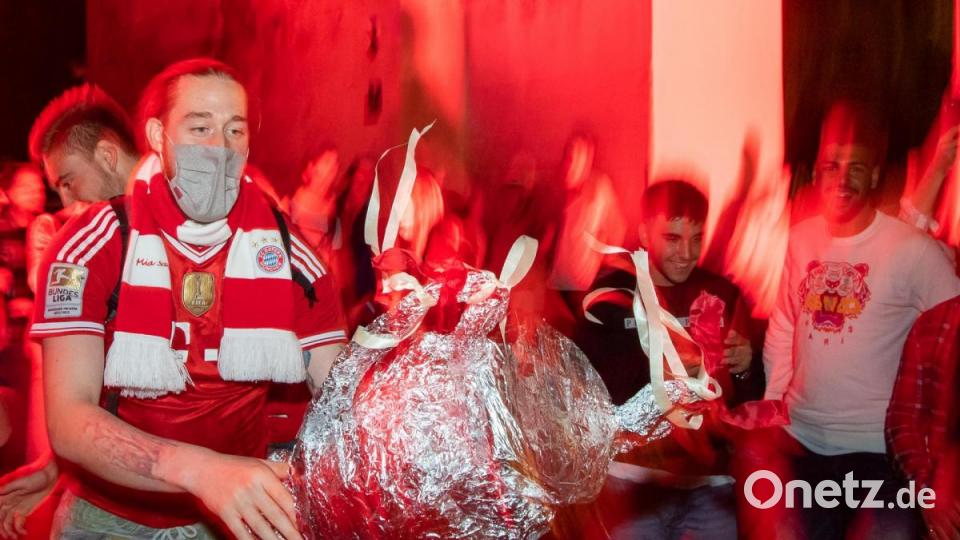 Fußballfans des FC Bayern haben den Sieg ihrer Mannschaft im Finale der Champions League und das damit erreichte Triple gefeiert. Bild: Peter Kneffel
