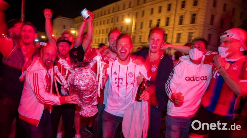 Fußballfans des FC Bayern haben den Sieg ihrer Mannschaft im Finale der Champions League und das damit erreichte Triple gefeiert. Bild: Peter Kneffel