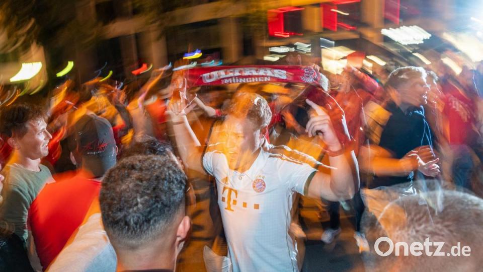 Fußballfans des FC Bayern haben den Sieg ihrer Mannschaft im Finale der Champions League und das damit erreichte Triple gefeiert. Bild: Peter Kneffel