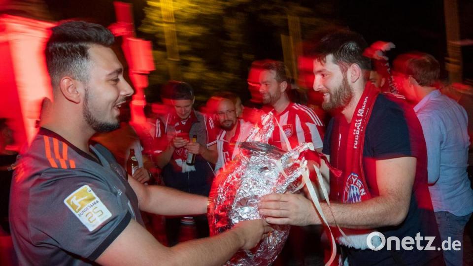 Fußballfans des FC Bayern haben den Sieg ihrer Mannschaft im Finale der Champions League und das damit erreichte Triple gefeiert. Bild: Peter Kneffel