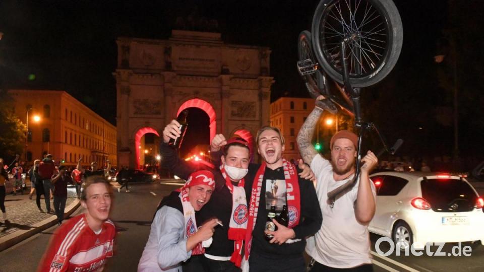 Fußballfans des FC Bayern haben den Sieg ihrer Mannschaft im Finale der Champions League und das damit erreichte Triple gefeiert. Bild: Felix Hörhager