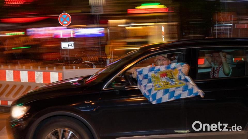 Fußballfans des FC Bayern haben den Sieg ihrer Mannschaft im Finale der Champions League und das damit erreichte Triple gefeiert. Bild: Peter Kneffel