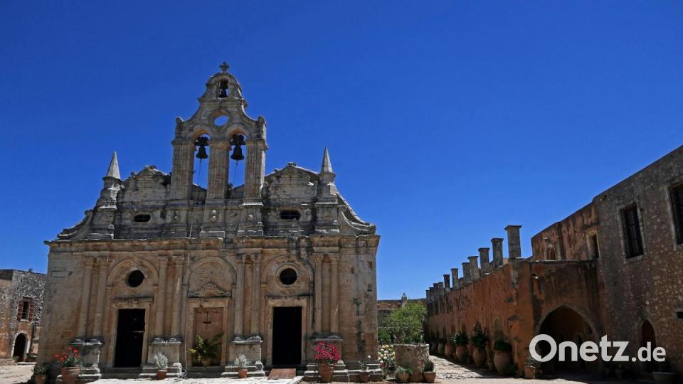 Die Klosterkirche, eine zweischiffige Basilika mit Renaissance-Elementen, wurde zur Zeit der venezianischen Herrschaft im 16. Jahrhundert erbaut und kann mit dem Kreuzgang, Mönchszellen und dem ehemaligen Spital besichtigt werden. Luftbild: Johann Gmeiner