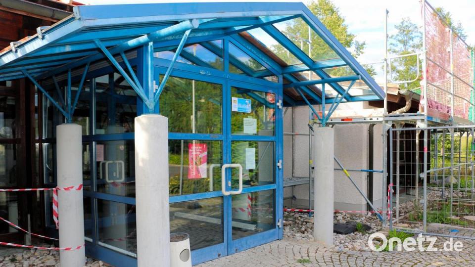 Der Eingangsbereich zur Steinwaldhalle erhält bei der Sanierung neue Farben. Bild: bsc