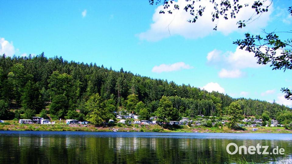 Der Gaisweiher vor dem Schlussanstieg der Wanderung bei Flossenbürg bietet sich als Rastplatz mit der Möglichkeit zum Baden an. Die Runde zählt zu Deutschlands top 100 Touren. Bild: Eva Krötz/exb