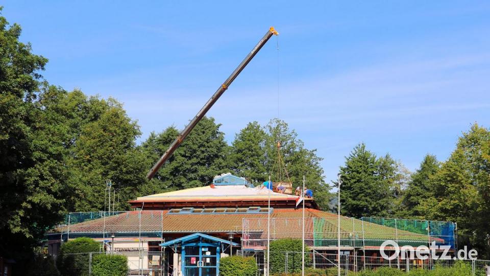Reges Treiben herrscht seit Tagen auf, in und rund um die Steinwaldhalle. Gerüste, Autokran und Baumaterial zur Sanierung versperren den Zugang. Bild: bsc