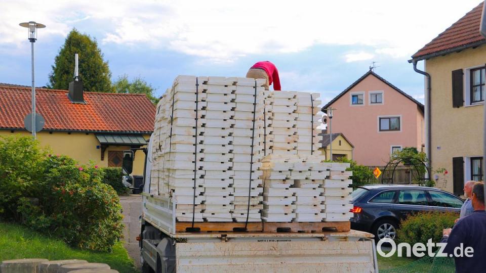 Umfangreich sind die Materialtransporte der Firmen. Neben Holz, Dämmmaterial, Flies werden Zement, Beton Steine und Fliesen zur Instandsetzung der Steinwaldhalle benötigt Bild: bsc