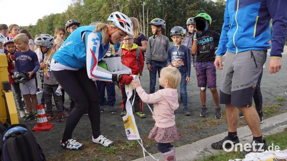 Glücksfee Martha zog aus den Startnummern die Gewinner der Cube-Trinkflaschen und übergab sie an Spartenleiterin Monika Kainz. Bild: bkr