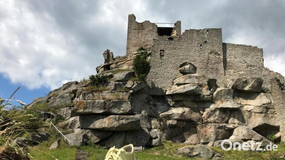 Die Schuhe ausziehen und den sagenhaften Anblick der Burgruine Flossenbürg genießen. Dafür sollte man sich nach dem steilen Anstieg Zeit nehmen. Bild: Gabi Schönberger