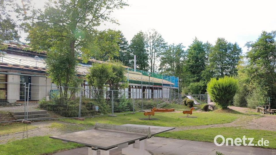 Auch der angeschlossene Spielplatz an der Steinwaldhalle soll in nächster Zeit umfangreich erneuert und gestaltet werden. Bild: bsc