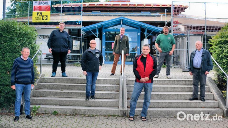 Der Bauausschuss mit (von links) Bürgermeister Oskar Schuster, Reinhard Stumreither, Christian Bischof, Freiherr Eberhard von Gemmingen-Hornberg und Erwin Bächer freuen sich über den Baufortschritt. Markus Kellner (hinten rechts) unterstützt die Planungen zum Kinderspielplatz neben der Steinwaldhalle und wurde bei der jüngsten Zusammenkunft des Ausschusses in die Besprechung eingebunden. Bild: bsc