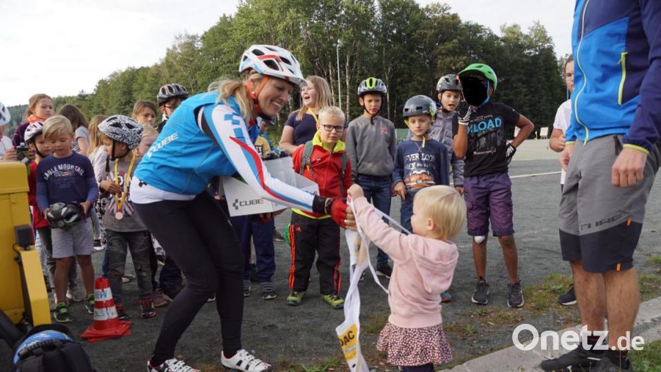 Glücksfee Martha zog aus den Startnummern die Gewinner der Cube-Trinkflaschen und übergab sie an Spartenleiterin Monika Kainz. Bild: bkr