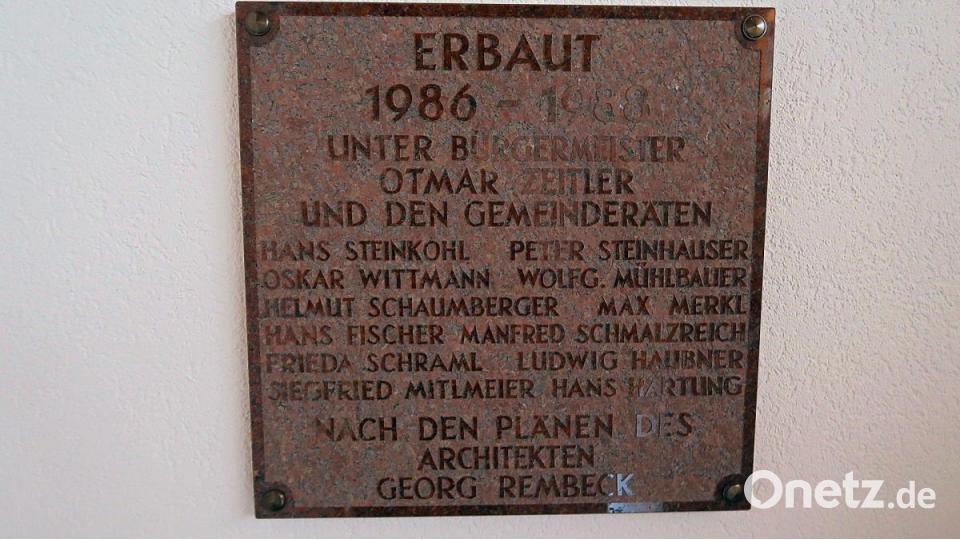 In Stein gehauen sind Verantwortliche und Planer der Steinwaldhalle. Am Aufgang zur Empore erinnern die Namen in einer Granittafel an damals. Bild: bsc