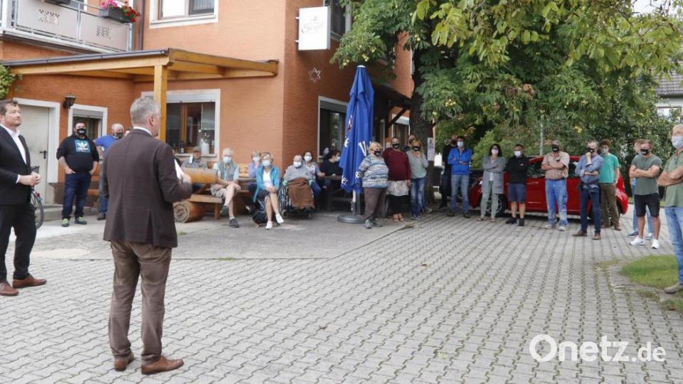 Der Besuch von MdB Uli Grötsch fiel auf ein breites Interesse der Bürger von Prohof und Vertretern der IG &quot;Bahnstrom - so nicht!&quot; Bild: mfh