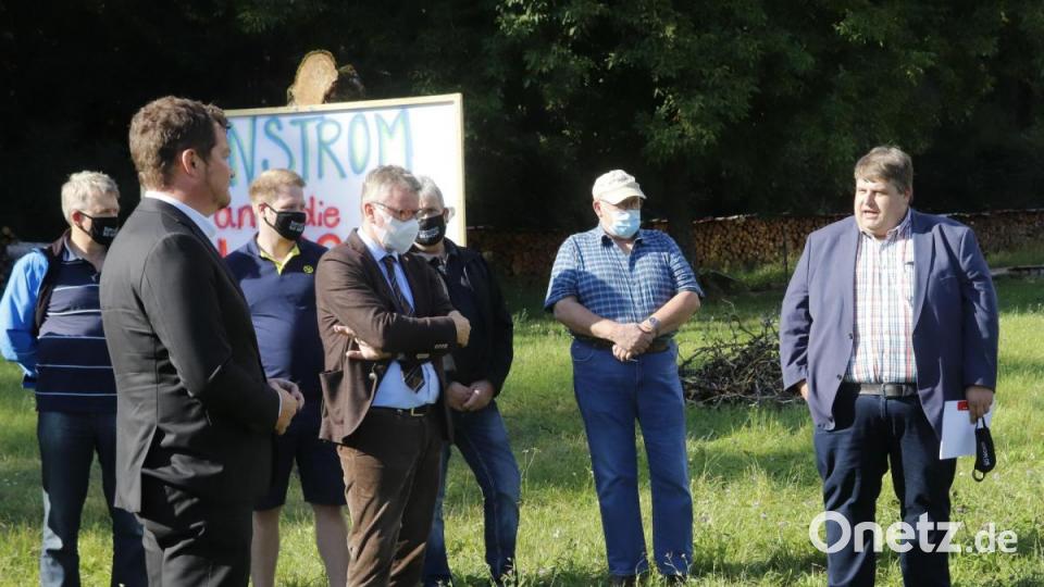 Bundestagsabgeordneter Uli Grötsch spricht in Aichazandt unter anderem mit dem Bürgermeister von Illschwang, Dieter Dehling (rechts). Bild: mfh