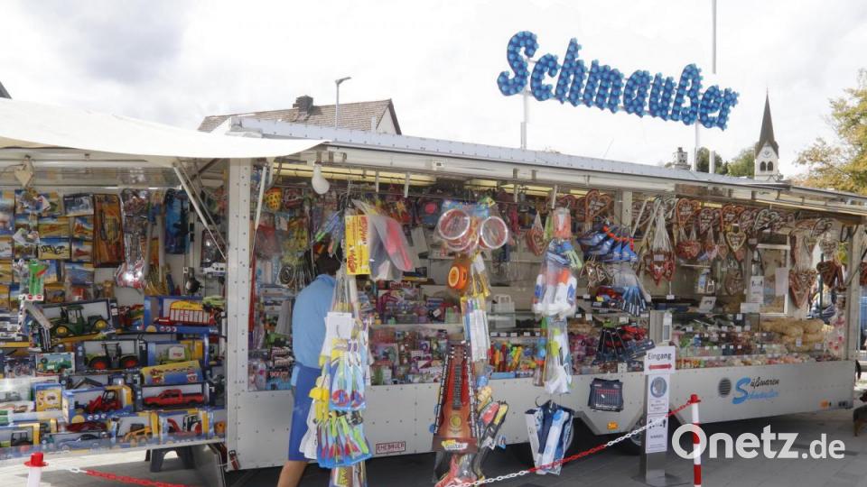 Darf auf der Rosenberger Kirwa nicht fehlen. Andreas Schmaußer mit seinem Süßigkeitenstand. Bild: mfh