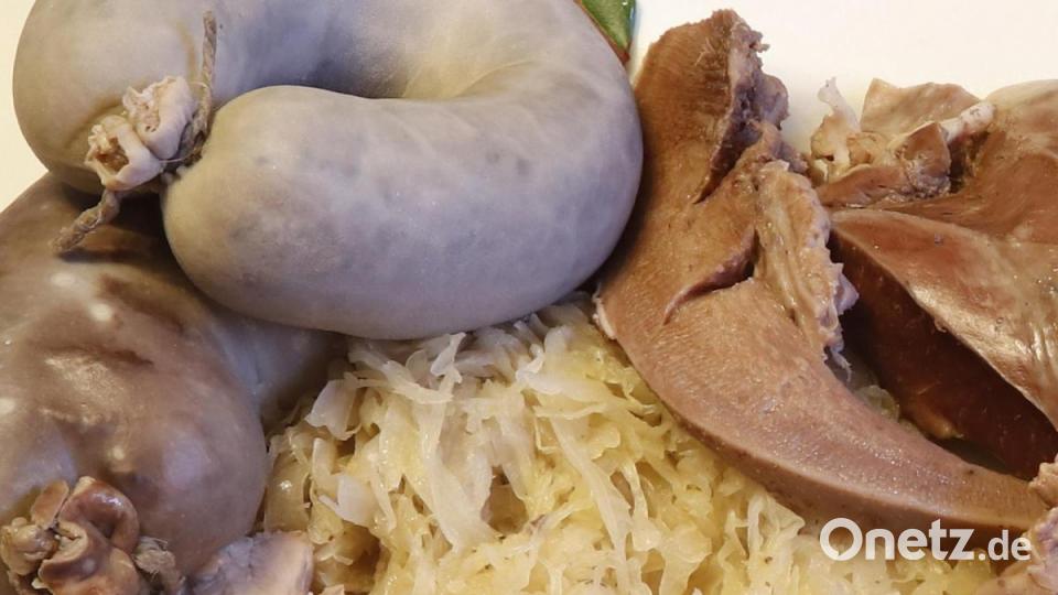 Am Freitag wurde auf Bestellung der Tradition entsprechend eine Schlachtschüssel serviert. Bild: mfh
