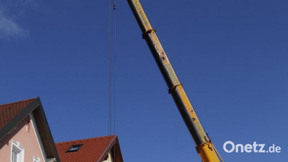 Mit dem Kran war der rund 25 Meter hohe Baum schnell aufgestellt. Bild: mfh