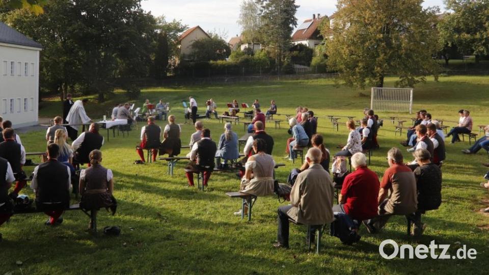 Auf dem Bolzplatz vor dem Schulmuseum fand die traditionelle Kirwa-Andacht statt. Bild: mfh