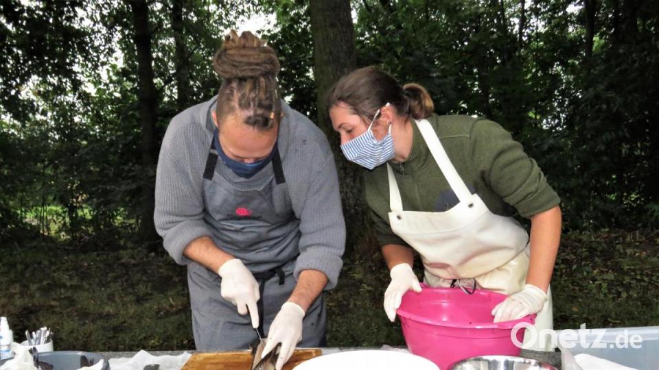 Elias Eckel, Slow-Food-Aktivist aus Münster, lässt sich von Lena Bächer genau erklären, wie das mit dem Filetieren richtig gut gemacht wird. Bild: ubb