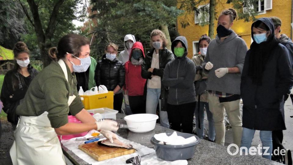 Fischbäuerin Lena Bächer (links) zeigt den jungen Leuten aus ganz Deutschland die ersten Schritte fürs Filetieren einer Forelle. Bild: ubb