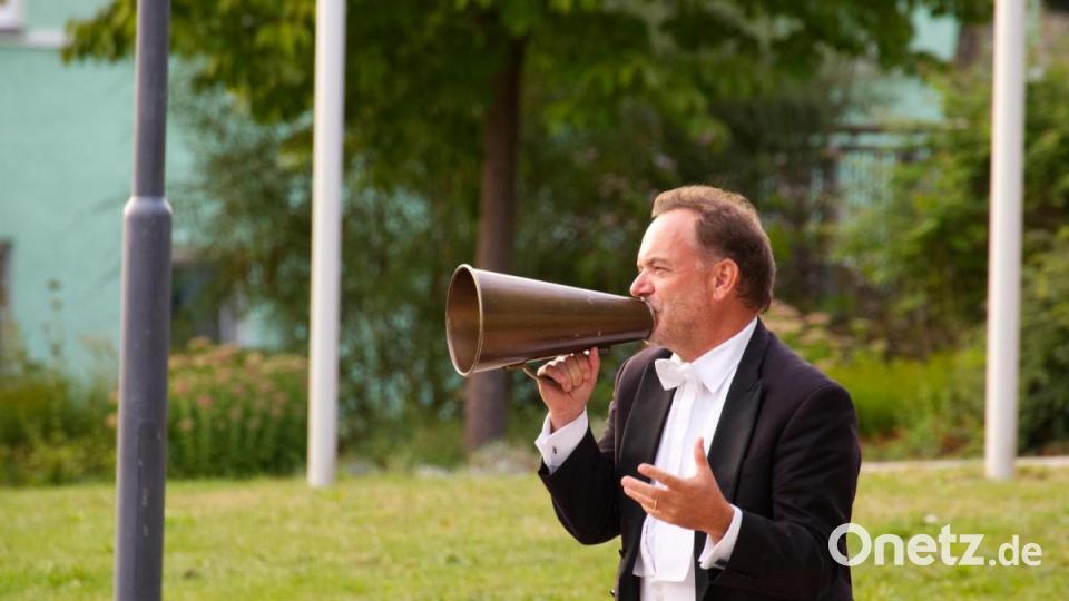 Als Conférencier führte mit viel Charme Hornist Andreas Binder mit einer alten kupfernen Flüstertüte durch das Programm. Bild: njn