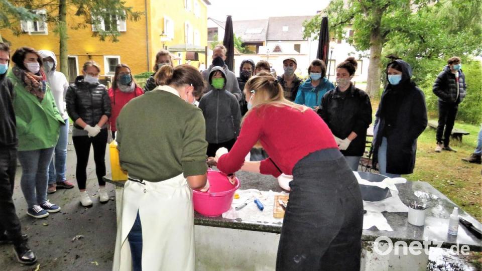 Fischbäuerin Lena Bächer (vorne links) zeigte das Schlachten und Filetieren. Jeder Teilnehmer am Workshop musste sich dann selbst darin beweisen. Bild: ubb