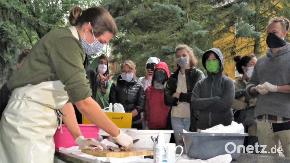 Fischbäuerin Lena Bächer erklärte den Slow-Food-Anhängern jedes Detail zum Vorbereiten eines Binnenfisches für die Küche. Bild: ubb