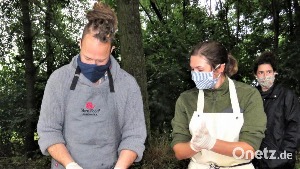 Das hat gut funktioniert: Elias Eckel aus Münster präsentiert sein Filet, seine Lehrmeisterin Lena Bächer klatscht Beifall. Bild: ubb