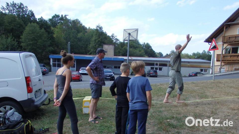 Das Teammitglied des Alpenvereins zeigt den Kindern, wie Balancieren funktioniert. Bild: wrt